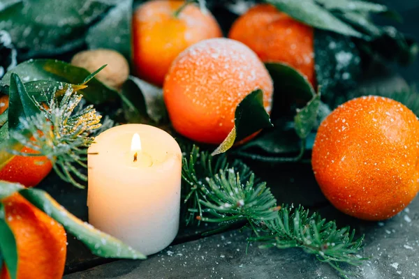 Tonlu görüntü mandalina, çam kozalakları, ceviz ile Noel kompozisyon ve ahşap zemin, tatil dekorasyon üzerine mumlar — Stok fotoğraf