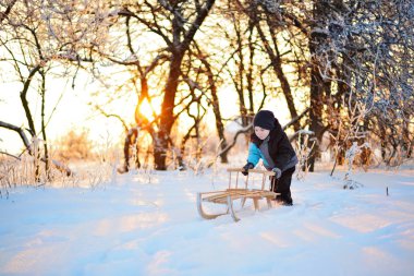Having oyunculuk ile kar, açık havada kar yağışı sırasında kış giysileri sevimli küçük komik çocuk. Ormandaki etkin boş çocuk. Çocuk şapka, el eldiven