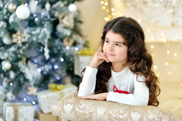 Portraite 金圣诞花环魔术灯和树装饰礼品盒的卷发女孩美丽特写 — 图库照片