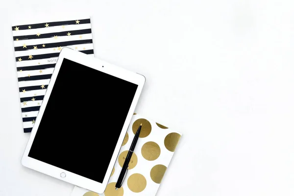Плоская фотография офисного белого стола с табличкой и золотым фоном для копирования тетрадей — стоковое фото