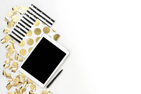Pose plate photo de bureau bureau blanc avec tablette et ordinateur portable en or copie espace fond serpentine — Photo