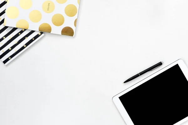 Beyaz Ofis Masası tablet ve altın defter kopyalama alanı arka plan ile düz yatıyordu fotoğrafı