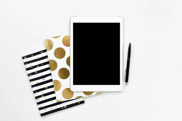 Flat lay foto de escritorio blanco de la oficina con la tableta y el cuaderno de oro copia de fondo —  Fotos de Stock