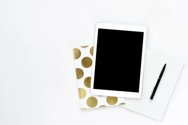 Beyaz Ofis Masası tablet ve altın defter kopyalama alanı arka plan ile düz yatıyordu fotoğrafı