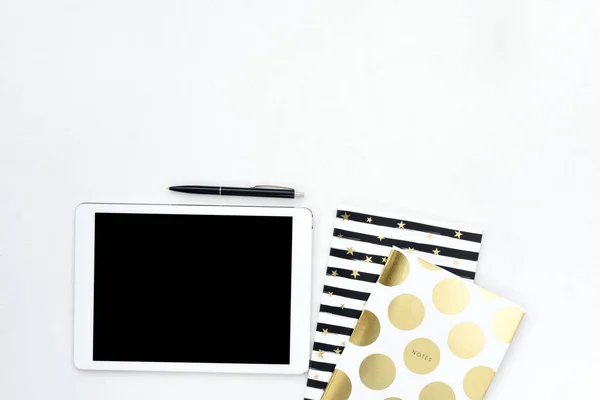 Flat lay foto de escritorio blanco de la oficina con la tableta y el cuaderno de oro copia de fondo —  Fotos de Stock