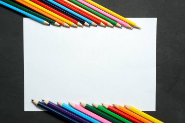 Whtie arka planda, eğitim çerçeve kavramı izole kopya alanı kalemle renk.