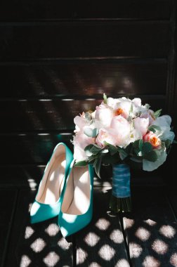 Gelin buketi pembe peonies ve nane teyp, yüksek topuklu ayakkabı ile sert gölgeler koyu arka plan üzerinde oluşan