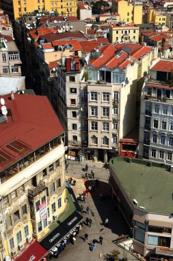 Istanbul - 24 Mart: Istanbul görünümü çatılardan Galata Kulesi, Türkiye.
