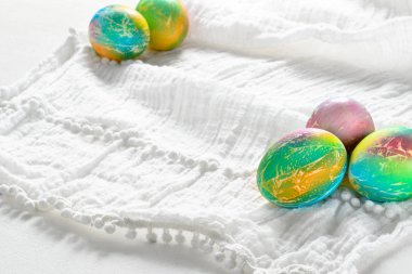 Paskalya yumurta beyaz arka plan üzerinde renkli gökkuşağı boyalı