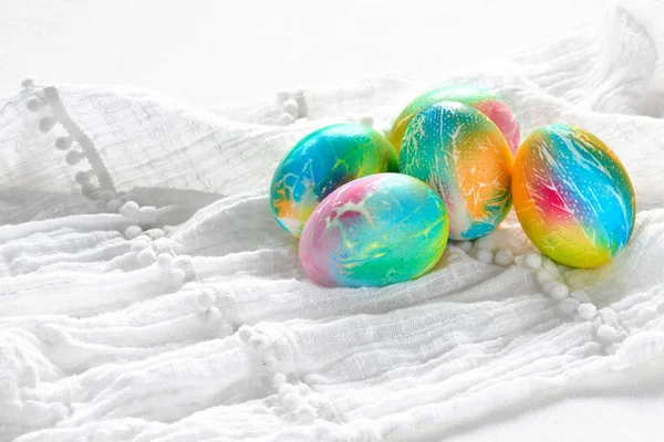 绘七彩的虹在白色背景上的复活节彩蛋 — 图库照片