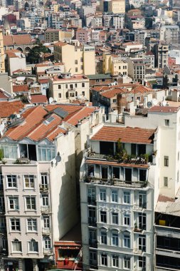 Istanbul - 24 Şubat 2017: Panoramik Istanbul Galata Kulesi, Türkiye çatılardan.