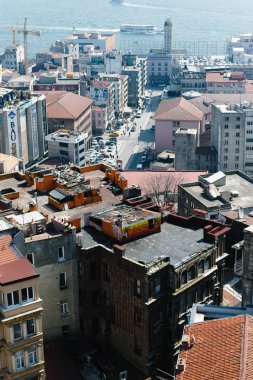 Istanbul - 24 Şubat 2017: Panoramik Istanbul Galata Kulesi, Türkiye çatılardan.