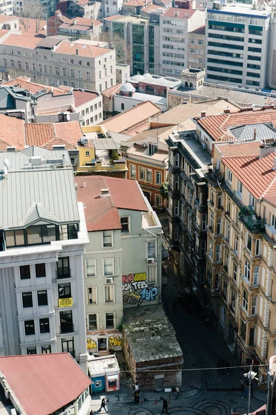 Istanbul - 24 Şubat 2017: Panoramik Istanbul Galata Kulesi, Türkiye çatılardan.