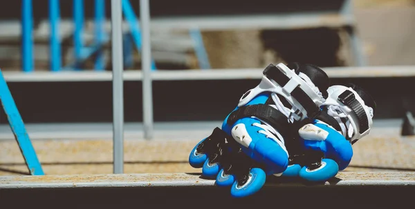 Getönte Baner Inlineskates im Skatepark vor grauem urbanen Hintergrund — Stockfoto