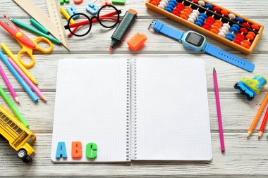 Geri okul kavramı - okul malzemeleri. Metin için yer. Düz yatıyordu stili