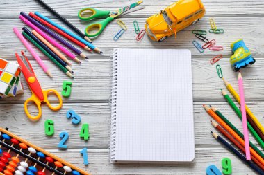 Başa okul kavramı - ofis ve öğrenci dişli ahşap masa üzerinde. Metin için yer.