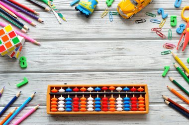 Başa okul kavramı - ofis ve öğrenci kaynakları iş Danışma. Mental aritmetik. Metin için yer.
