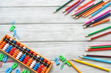 Okula renkli arka beyaz masa üzerinde çift kenarlıklı sağlar. Mental aritmetik. Metin için yer.