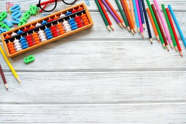 Okula renkli arka üst kenarlığı üzerinde beyaz tablo sağlar. Mental aritmetik. Metin için yer.