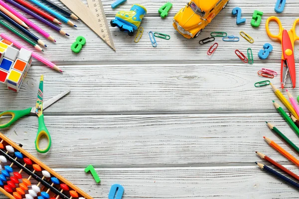 Voltar ao conceito de escola - equipamento de escritório e estudante sobre mesa de madeira. Espaço para texto . — Fotografia de Stock