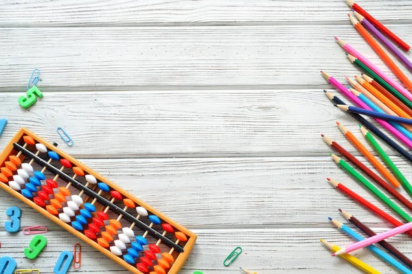 Okula renkli arka beyaz masa üzerinde çift kenarlıklı sağlar. Mental aritmetik. Metin için yer.