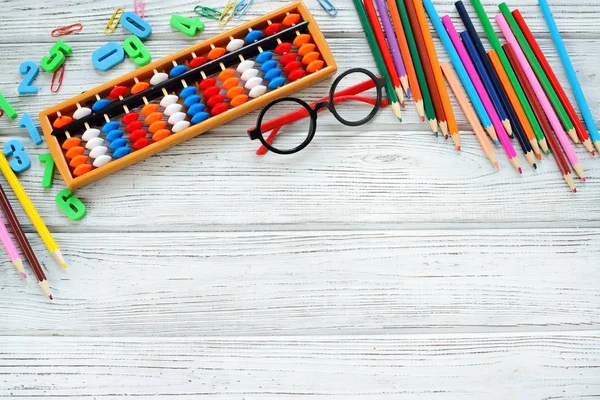 Okula renkli arka üst kenarlığı üzerinde beyaz tablo sağlar. Mental aritmetik. Metin için yer.