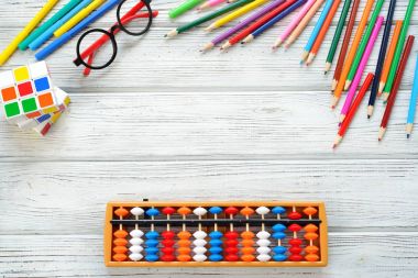 Okula renkli arka beyaz masa üzerinde çift kenarlıklı sağlar. Mental aritmetik. Metin için yer.