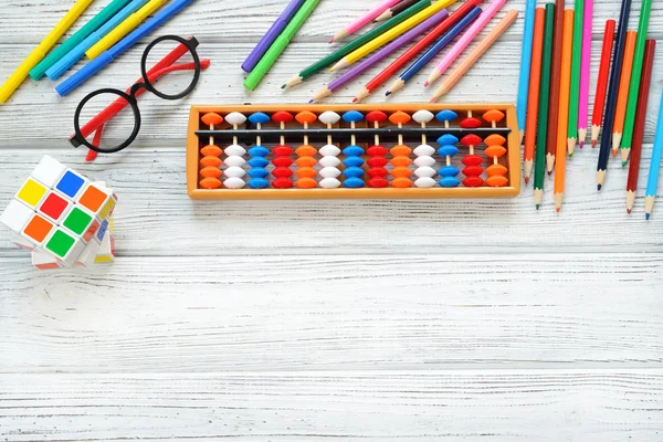 Colorido de vuelta a la escuela suministros borde superior sobre la mesa blanca. Aritmética mental. Espacio para texto . — Foto de Stock