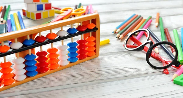 Okula renkli arka beyaz masa üzerinde çift kenarlıklı sağlar. Abaküs mental aritmetik puanları. Metin için yer.