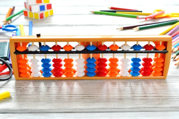 Okula renkli arka beyaz masa üzerinde çift kenarlıklı sağlar. Abaküs mental aritmetik puanları. Metin için yer.