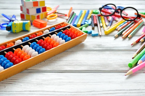 Abaküs puanları mental aritmetik ile okul malzemeleri için renkli arka bakış beyaz masa üzerinde kapatın. Metin için yer.