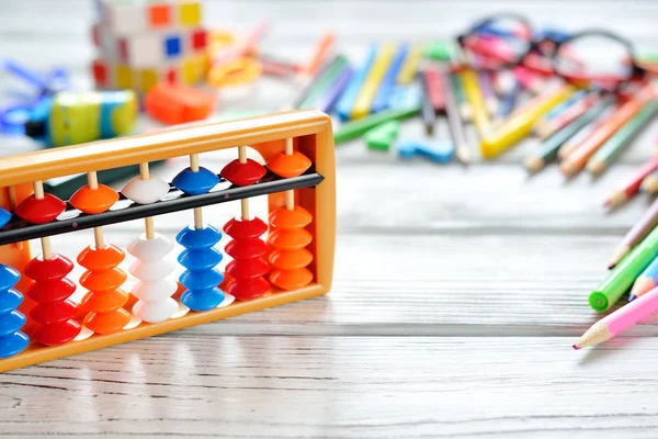 Zár-megjelöl kilátás az abacus Kotta fejszámolásban a tanszerek színes vissza-fehér asztal fölé. Hely a szöveg. — Stock Fotó