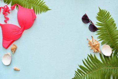 Kadın yaz bikini mayo ve aksesuarları mavi palmiye dalları, şapka ve güneş gözlüğü ile kolaj.