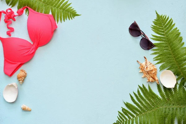 Kadın yaz bikini mayo ve aksesuarları mavi palmiye dalları, şapka ve güneş gözlüğü ile kolaj.