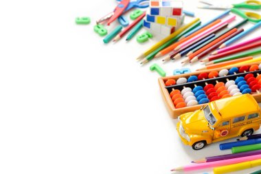 Okula renkli arka sınır üzerinde beyaz tablo sağlar. Mental aritmetik.