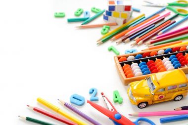 Başa okul kavramı - ofis ve öğrenci dişli beyaz masa üzerinde. Metin için yer.