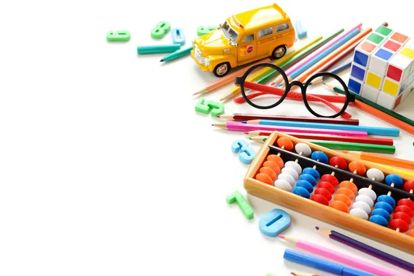 Okula geri renkli görünümü kadar yakın sınır beyaz masa üzerinde sağlar. Mental aritmetik.