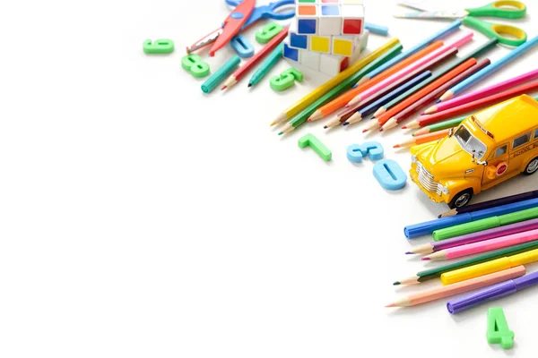 Okula geri renkli görünümü kadar yakın sınır beyaz masa üzerinde sağlar. Mental aritmetik.