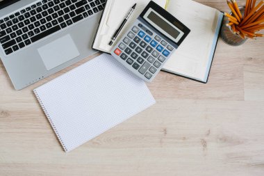 Ofis resepsiyon masası bilgisayar, sarf malzemeleri ve hesap makinesi ile. Kopya alanı ile Üstten Görünüm