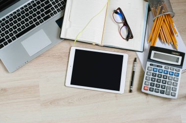Ofis resepsiyon masası dizüstü bilgisayar, tablet, sarf malzemeleri ve hesap makinesi ile çalışır. Kopya alanı ile Üstten Görünüm