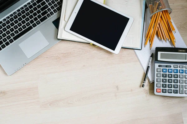 Ofis resepsiyon masası dizüstü bilgisayar, tablet, sarf malzemeleri ve hesap makinesi ile çalışır. Kopya alanı ile Üstten Görünüm