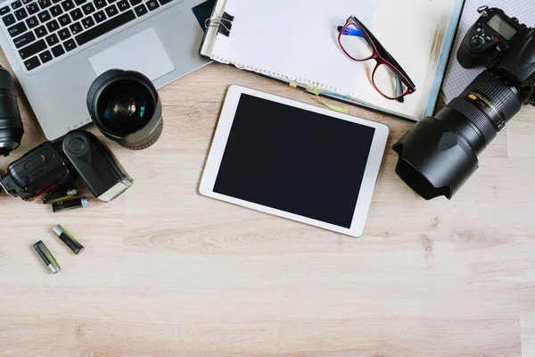 Bilgisayar, tablet, sarf malzemeleri ve kamera ile fotoğraf ofis resepsiyon masası. Kopya alanı ile Üstten Görünüm