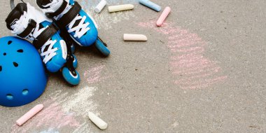 Baner inline paten skate Park Derma boya kalemi ile kentsel gri arka plan üzerinde tonda