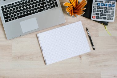 Ofis resepsiyon masası bilgisayar, sarf malzemeleri ve hesap makinesi ile. Kopya alanı ile Üstten Görünüm