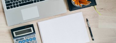 Ofis resepsiyon masası bilgisayar, sarf malzemeleri ve hesap makinesi ile. Kopya alanı ile Üstten Görünüm