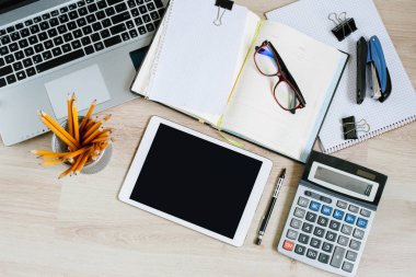 Dizüstü bilgisayar, tablet, açık takvim ve hesap makinesi iş ofis resepsiyon masası. Kopya alanı ile Üstten Görünüm