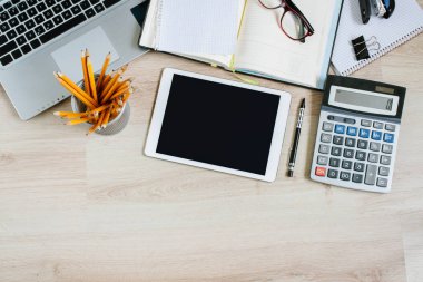 Dizüstü bilgisayar, tablet, açık takvim ve hesap makinesi iş ofis resepsiyon masası. Kopya alanı ile Üstten Görünüm