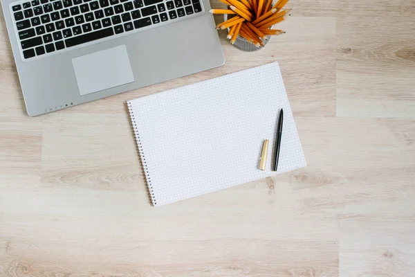 Mesa de escritorio con computadora, suministros y calculadora. Vista superior con espacio de copia —  Fotos de Stock