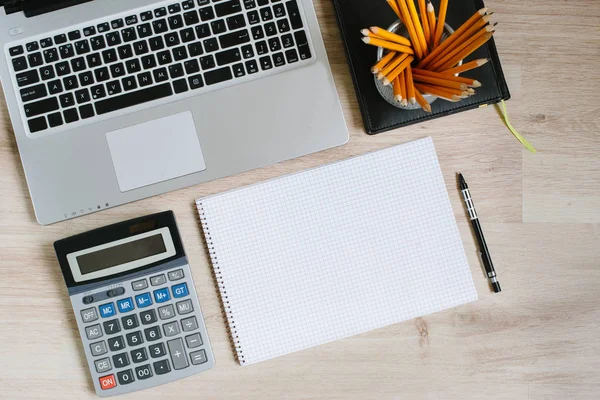 Ofis resepsiyon masası dizüstü bilgisayar, tablet, sarf malzemeleri ve hesap makinesi ile çalışır. Kopya alanı ile Üstten Görünüm