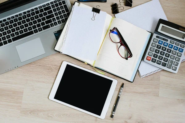 Dizüstü bilgisayar, tablet, açık takvim ve hesap makinesi iş ofis resepsiyon masası. Kopya alanı ile Üstten Görünüm